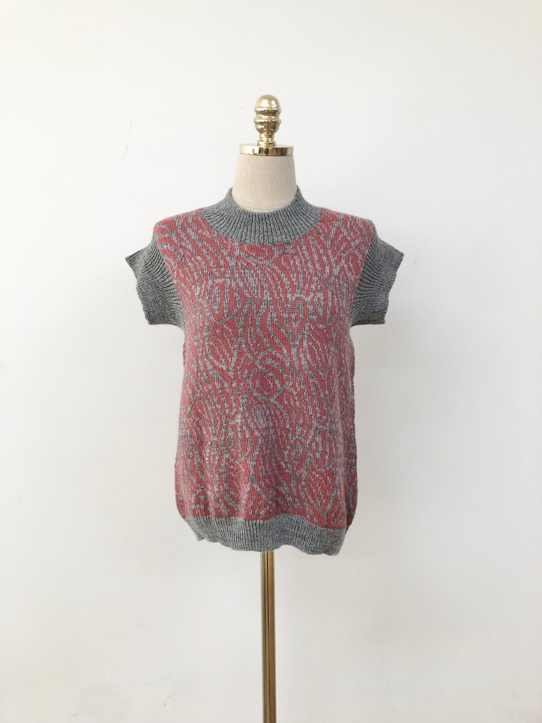 Gray Pink Silver Thread Detail Pattern Sleeveless Knit Top