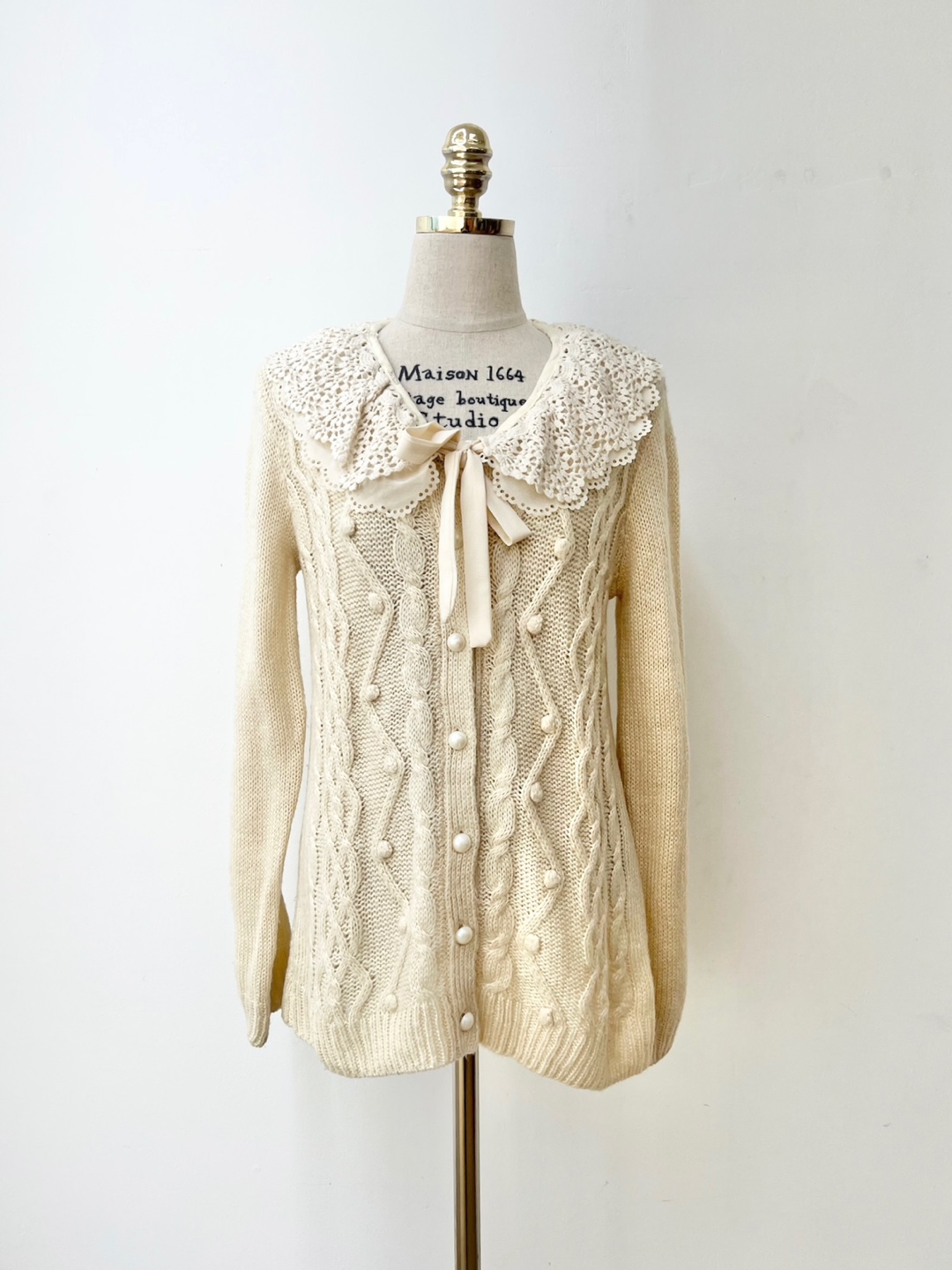 Beige lace punched ribbon collar pearl button cardigan