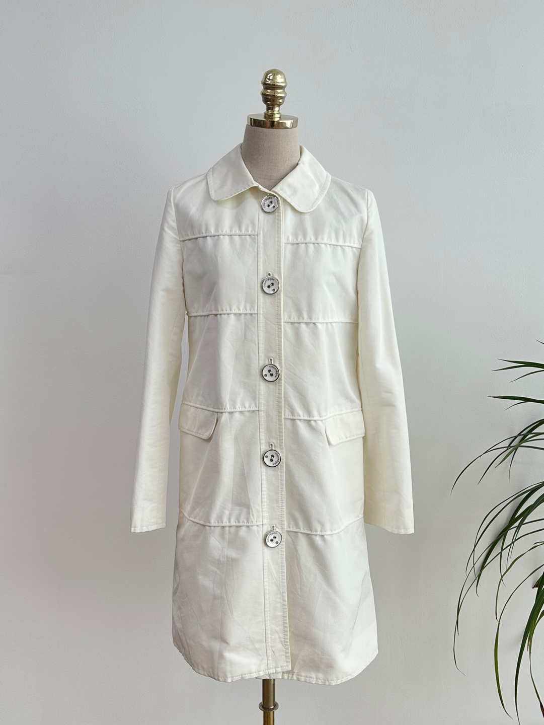 Courrèges ivory line incision detail trench coat