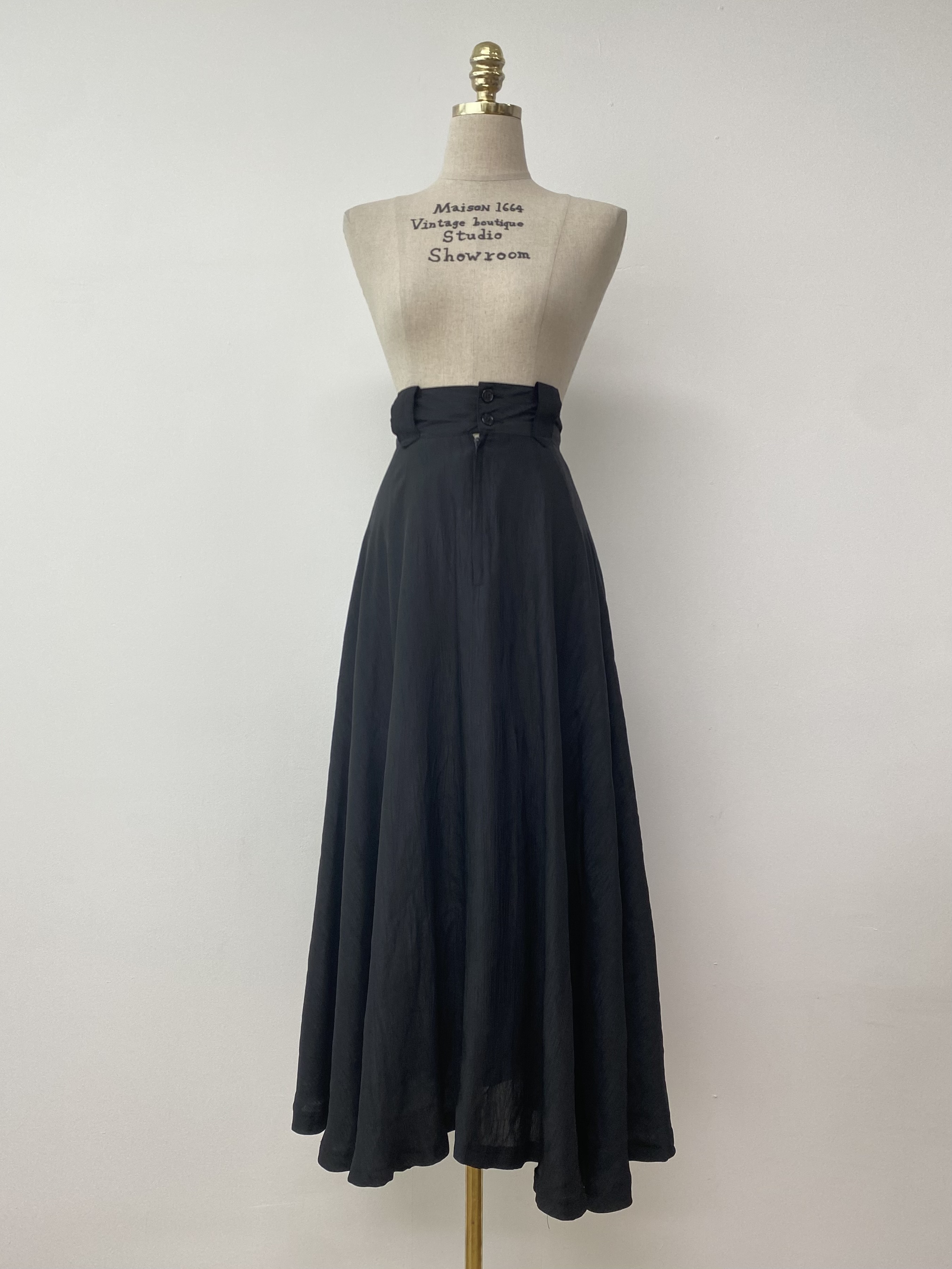 Front two-button long skirt