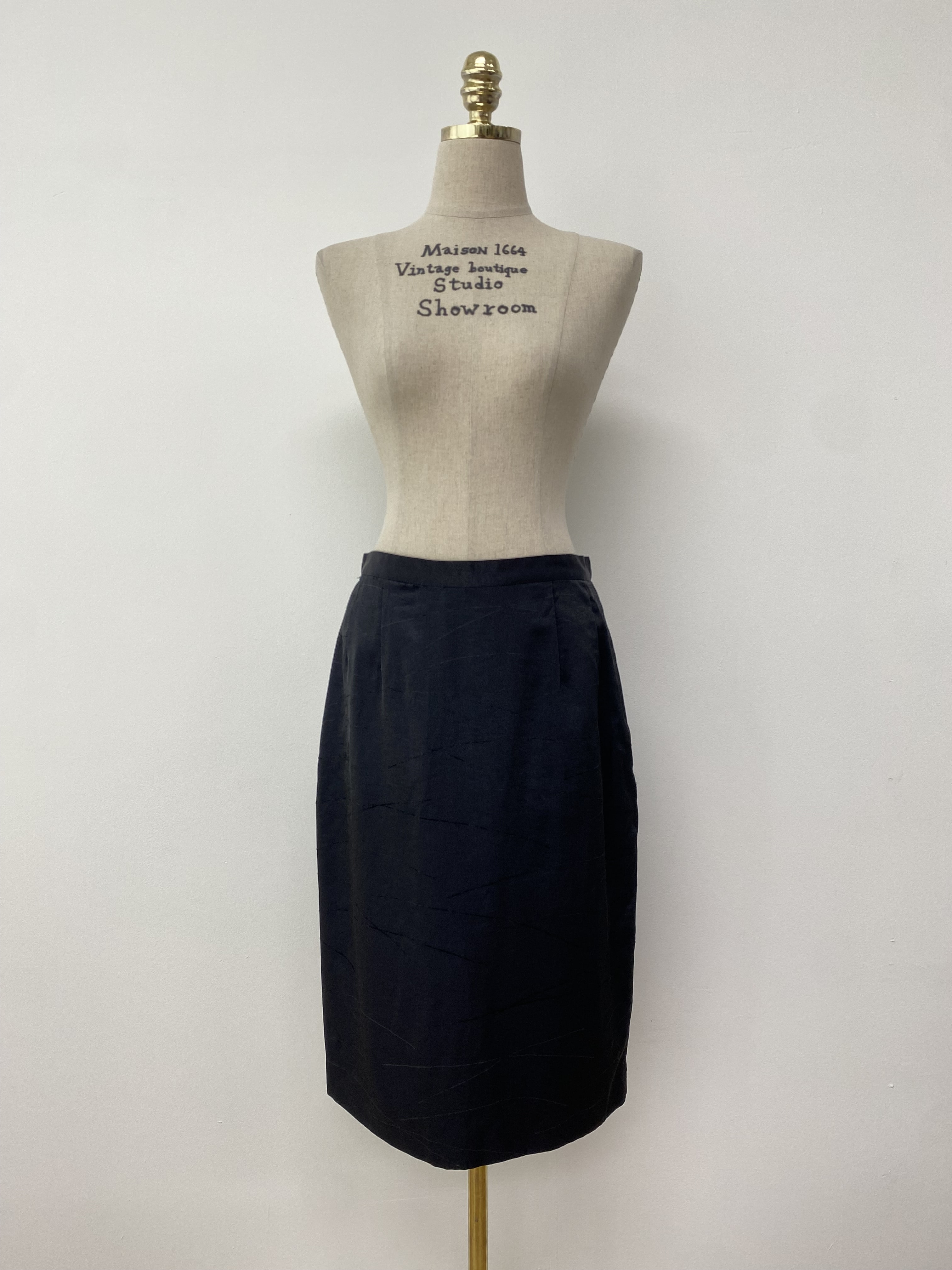 material detail straight skirt