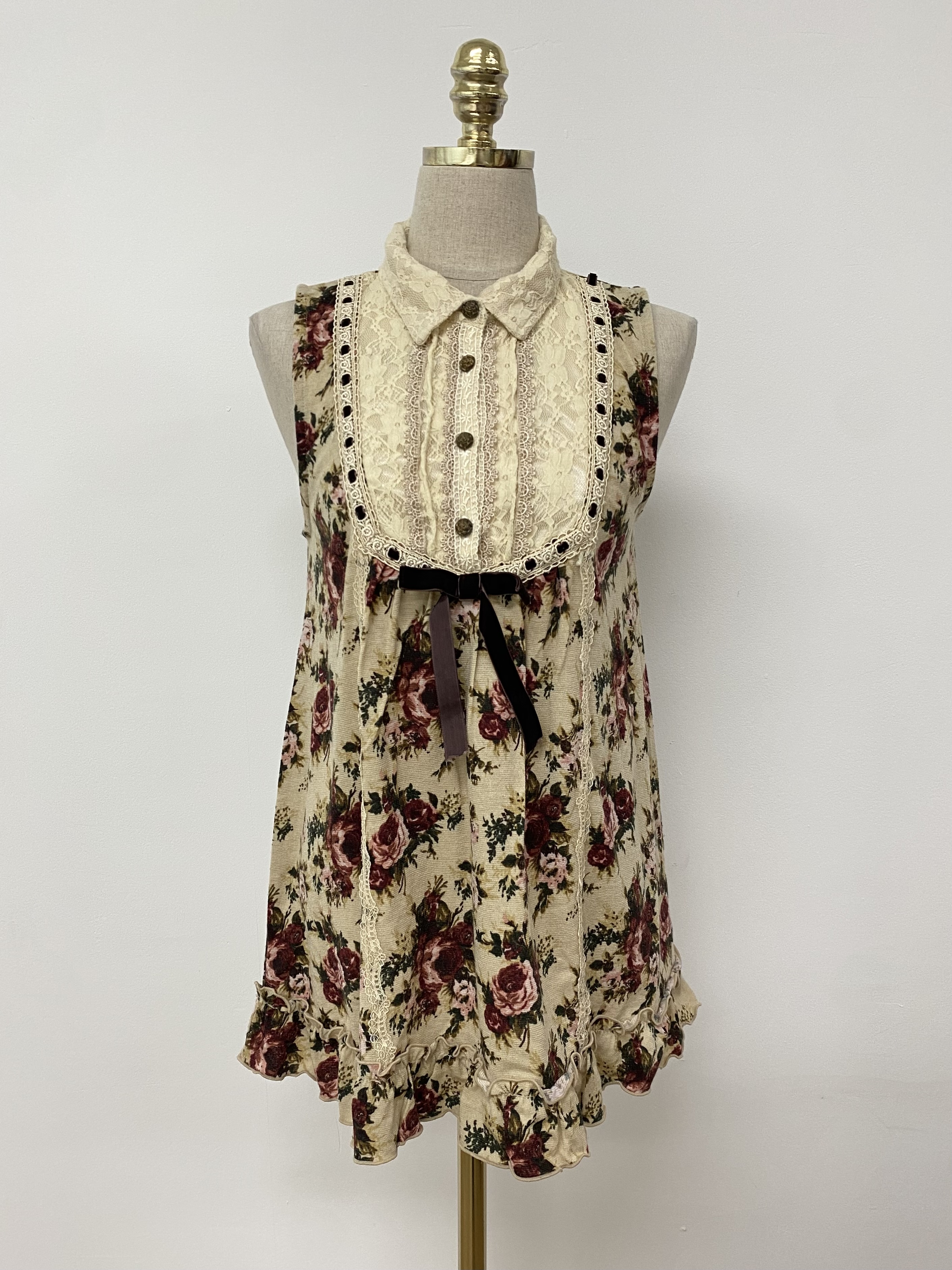 Floral Pattern Lace Button Sleeveless