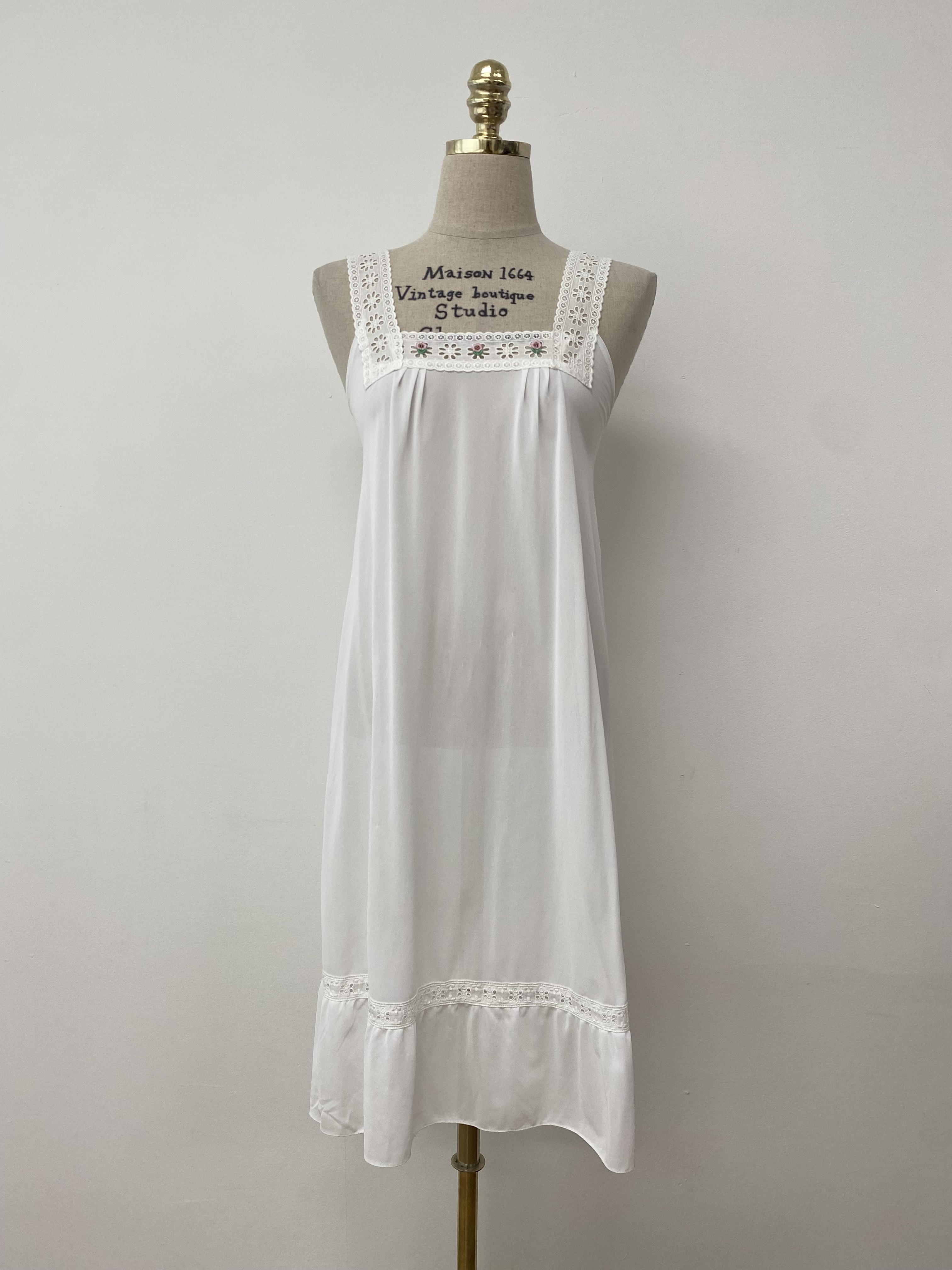 lace point sleeveless dress