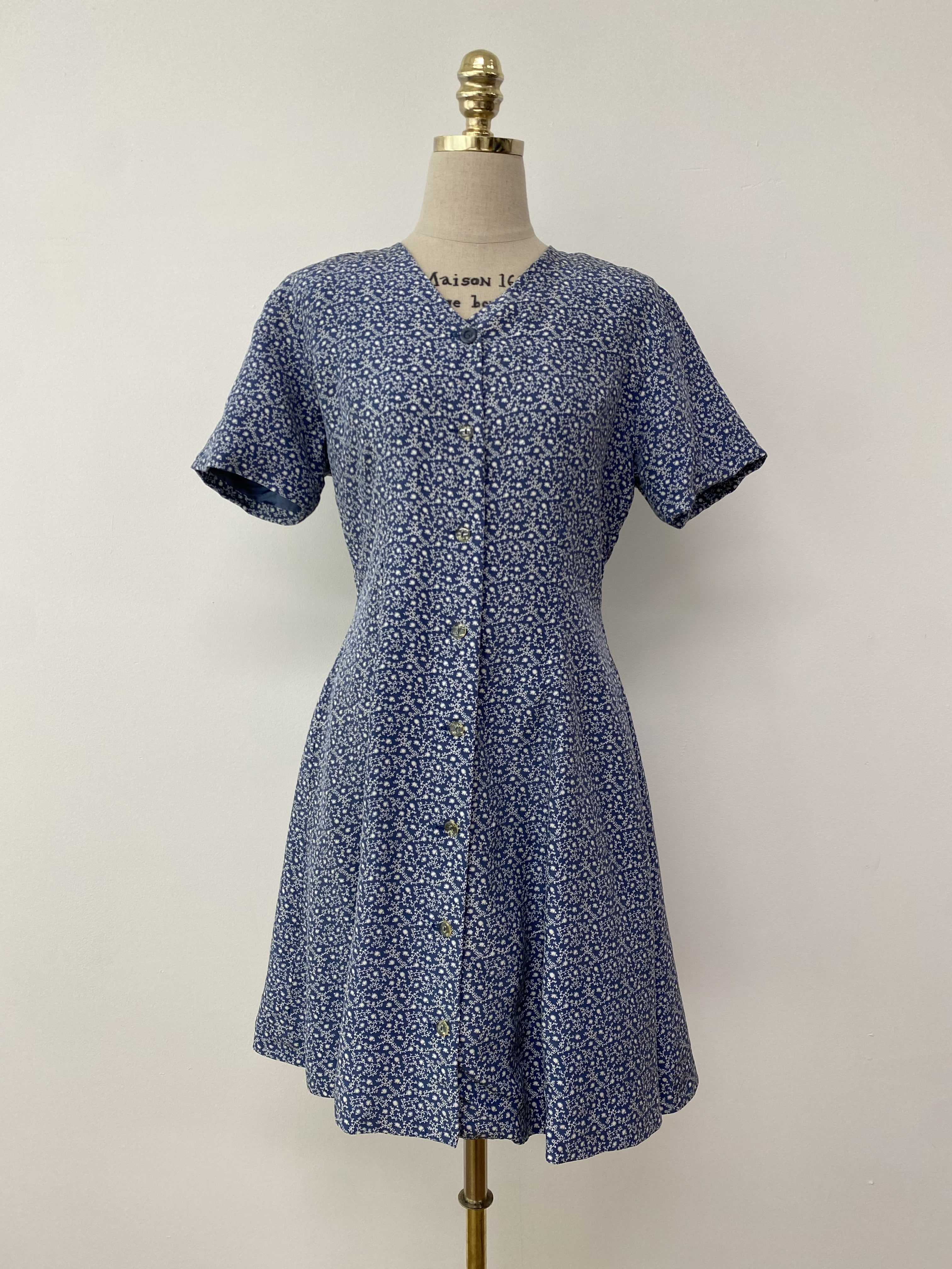 Blue flower pattern button silk dress