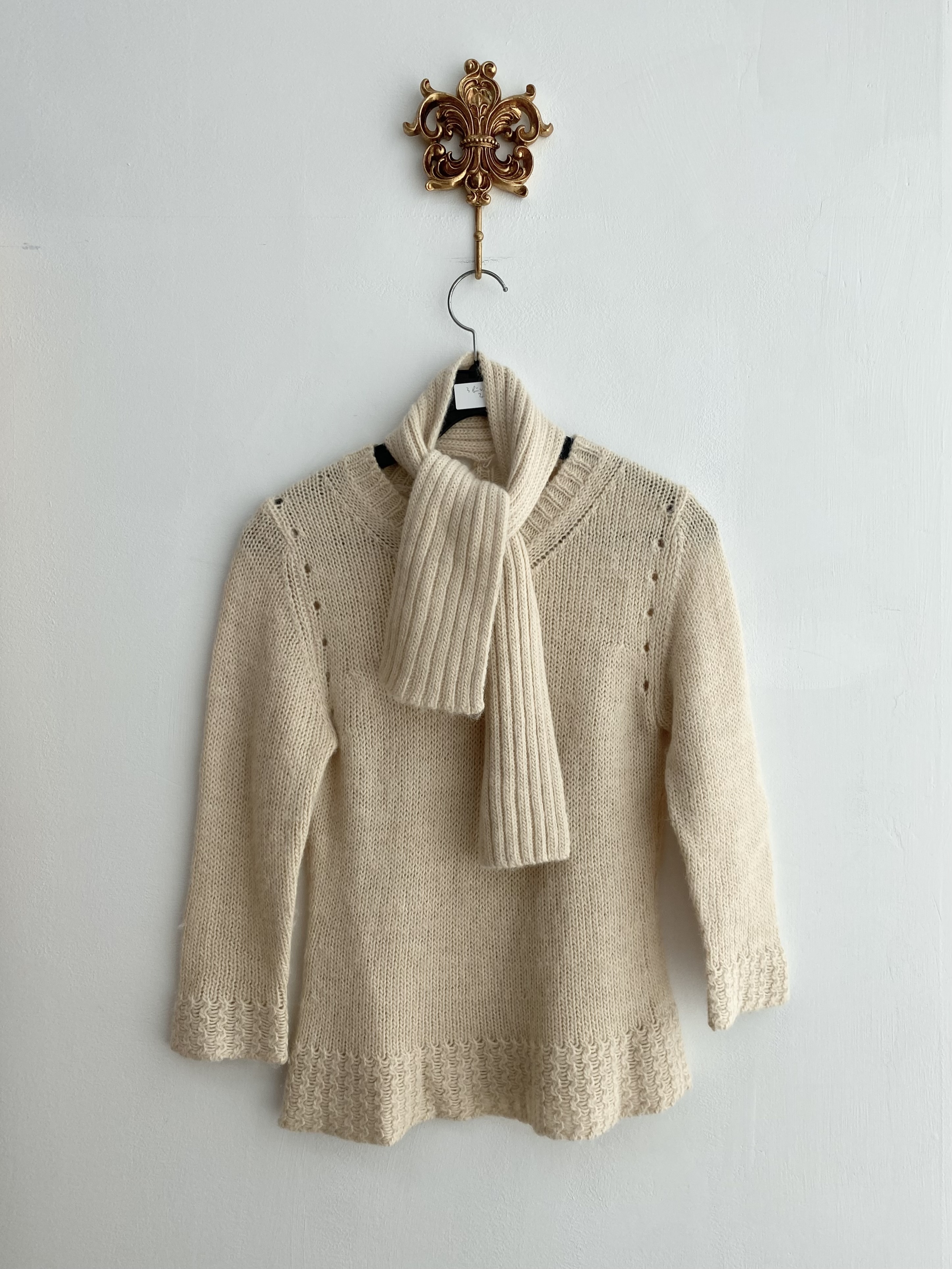 Light beige alpaca muffler knit