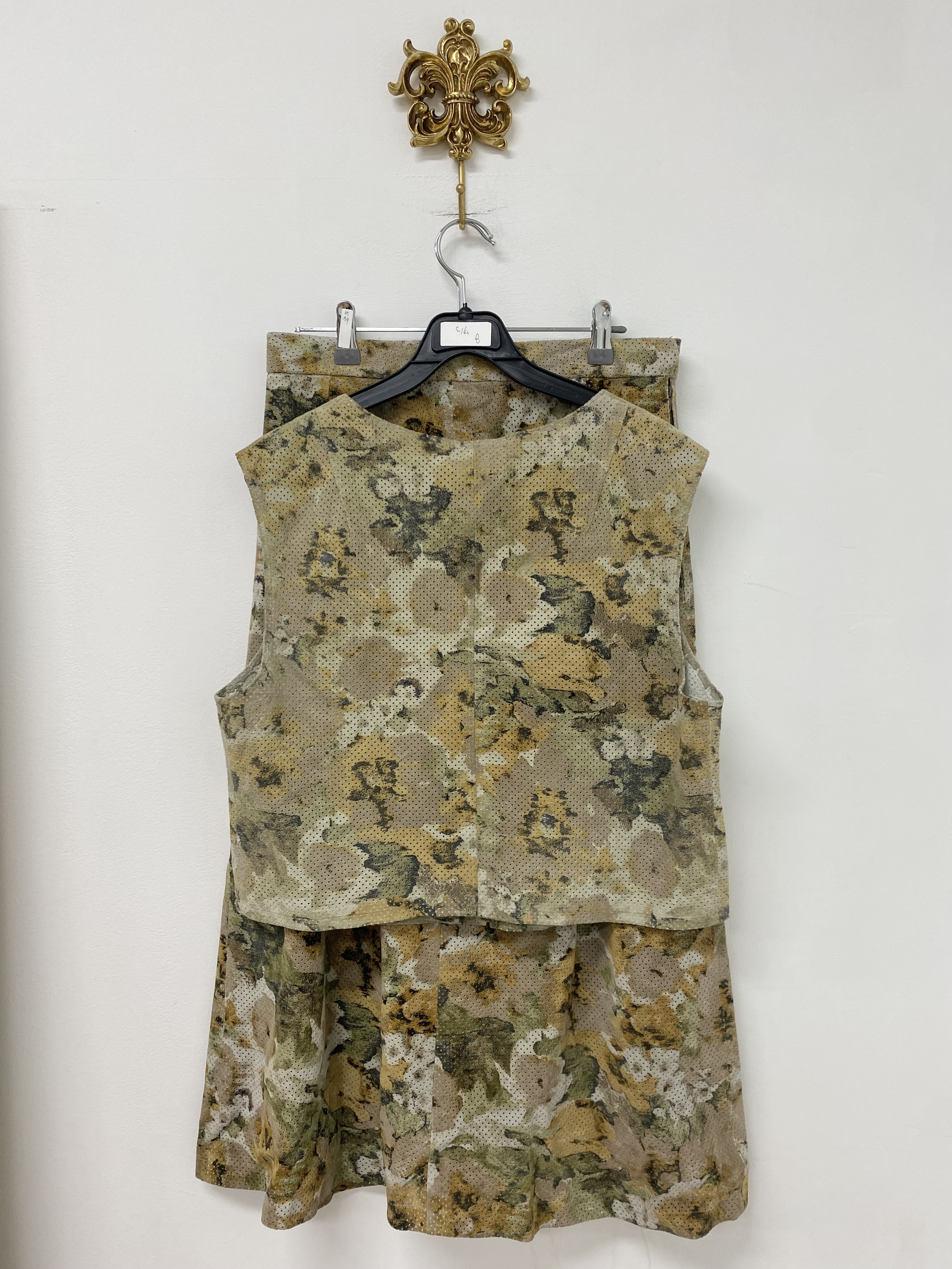 Beige flower pattern leather 2 piece set-up (sleeveless+skirt)