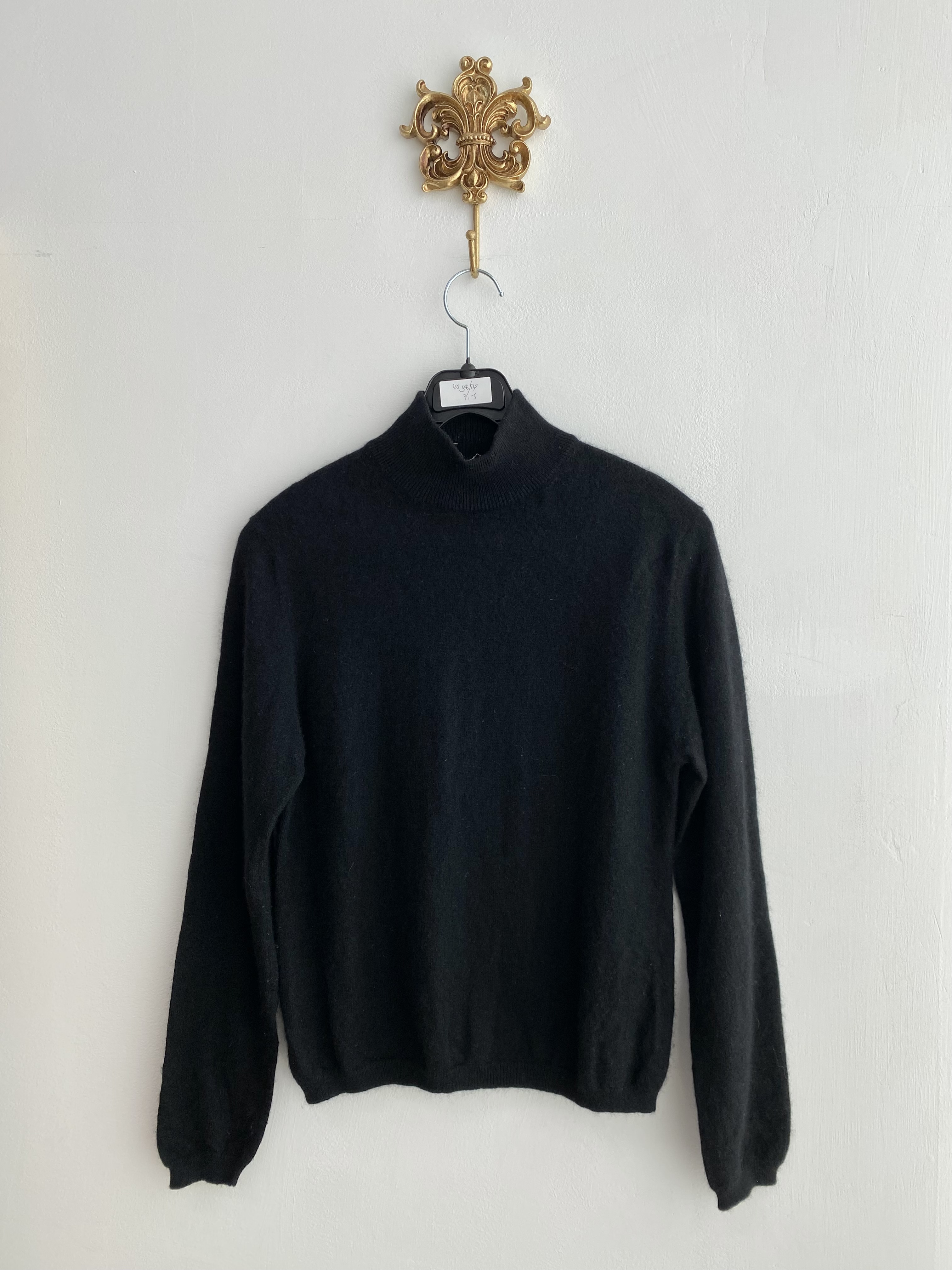 Black cashmere middle neck knit