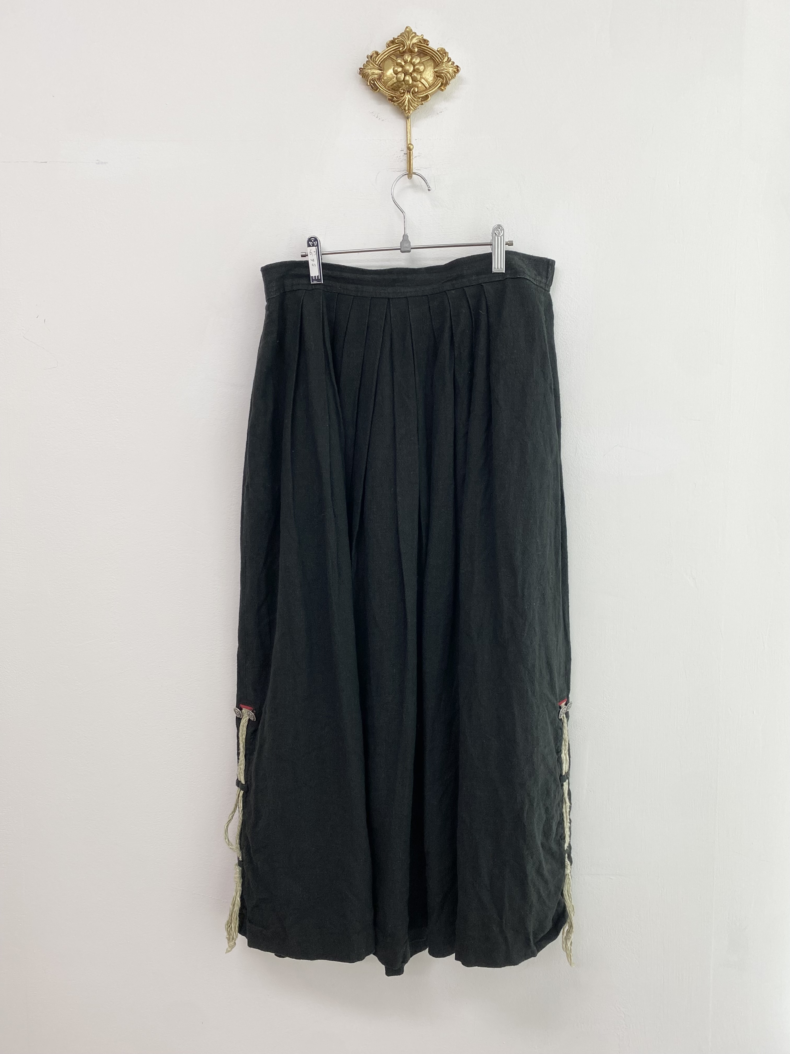 Black linen side point pleated long skirt
