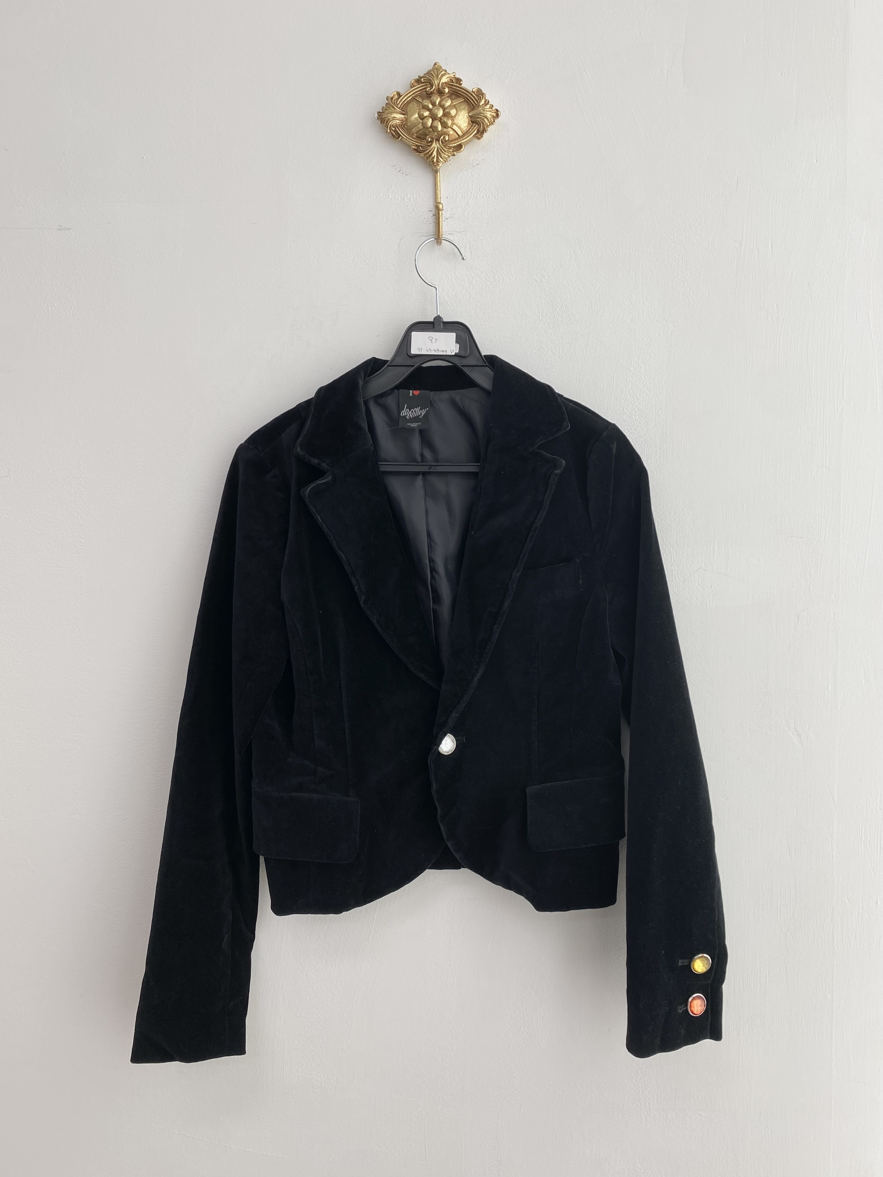 Black wire collar color button single jacket