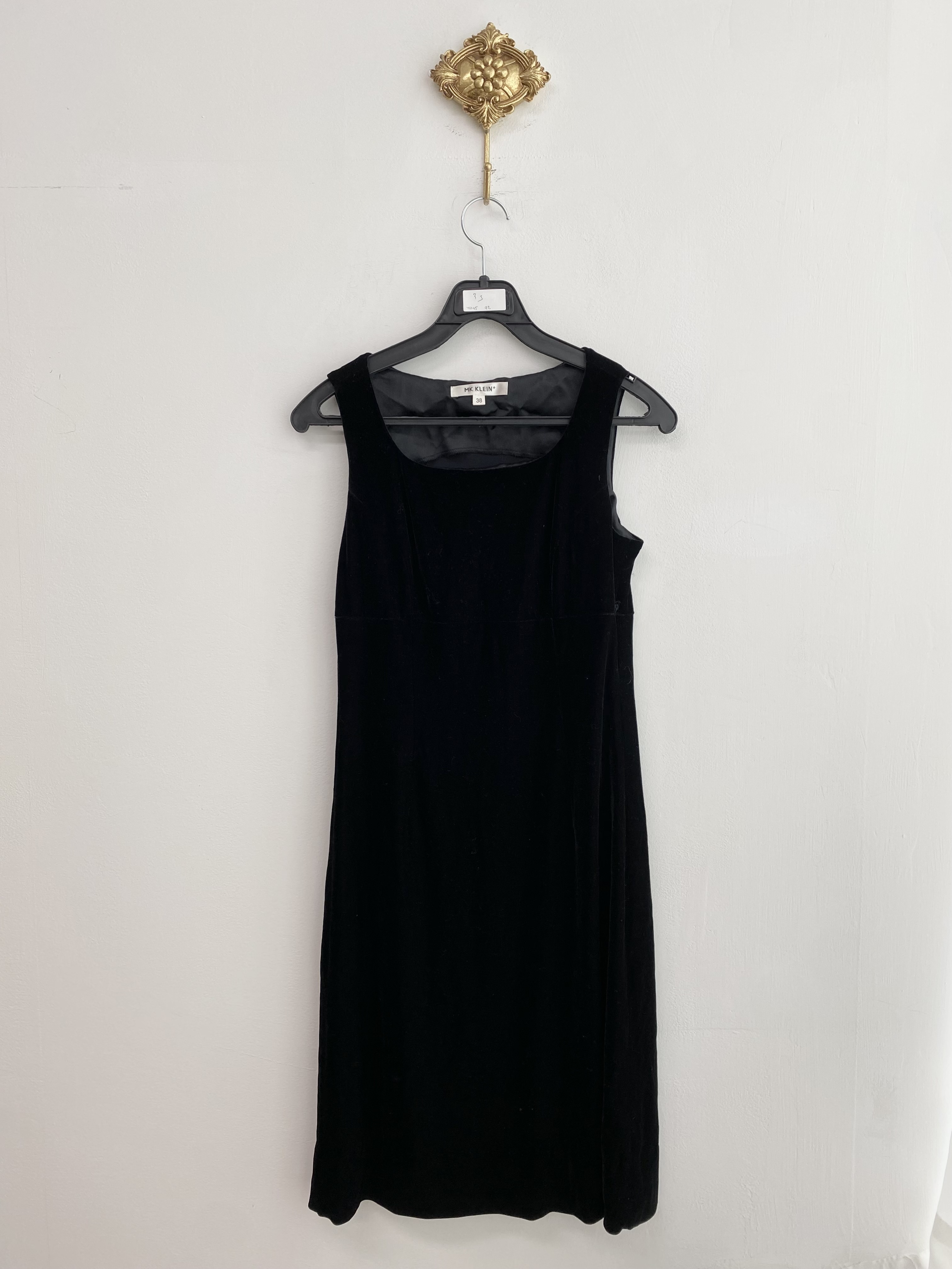 Black velvet sleeveless span dress