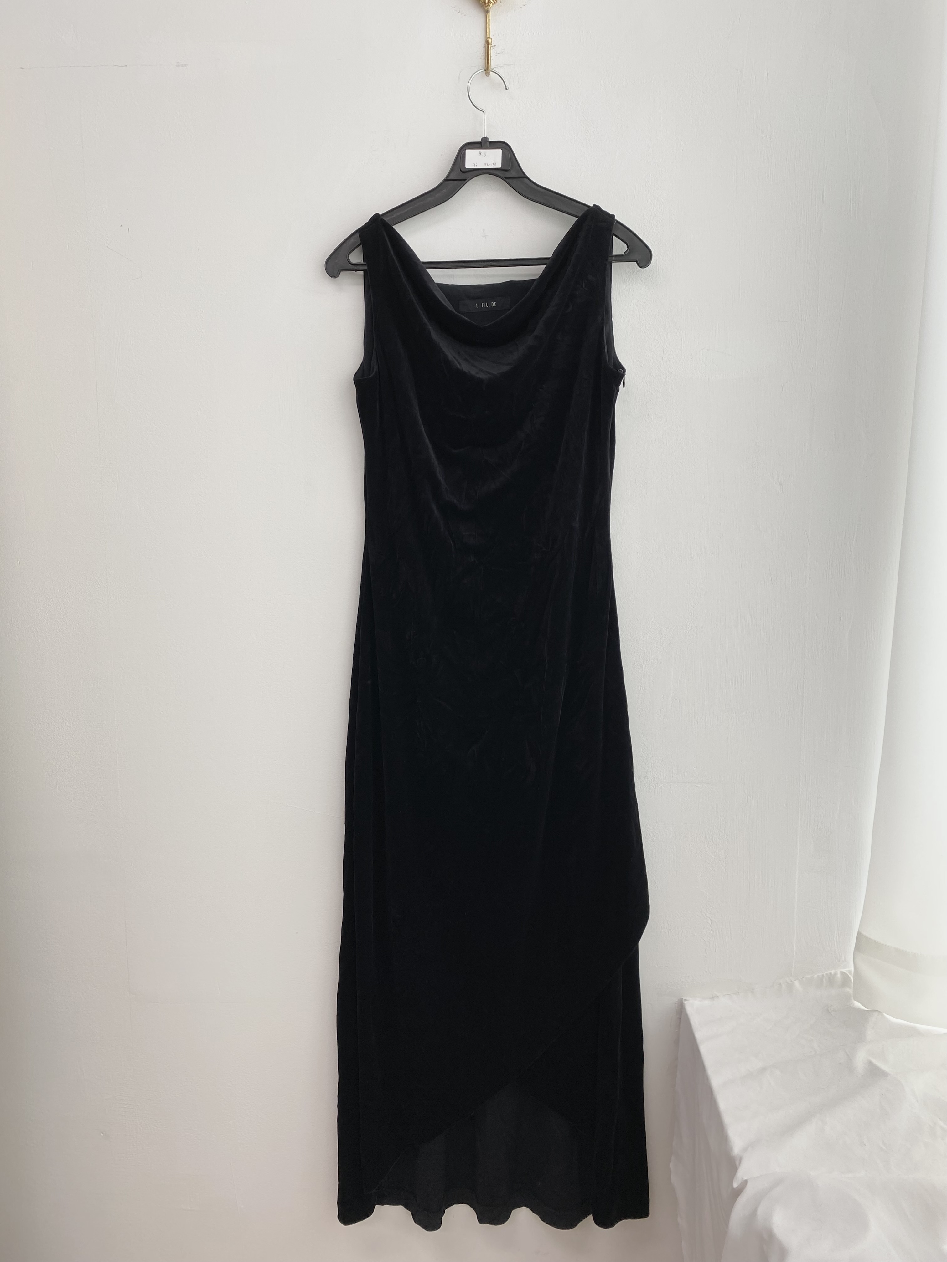 Black sleeveless velvet long unbalance dress