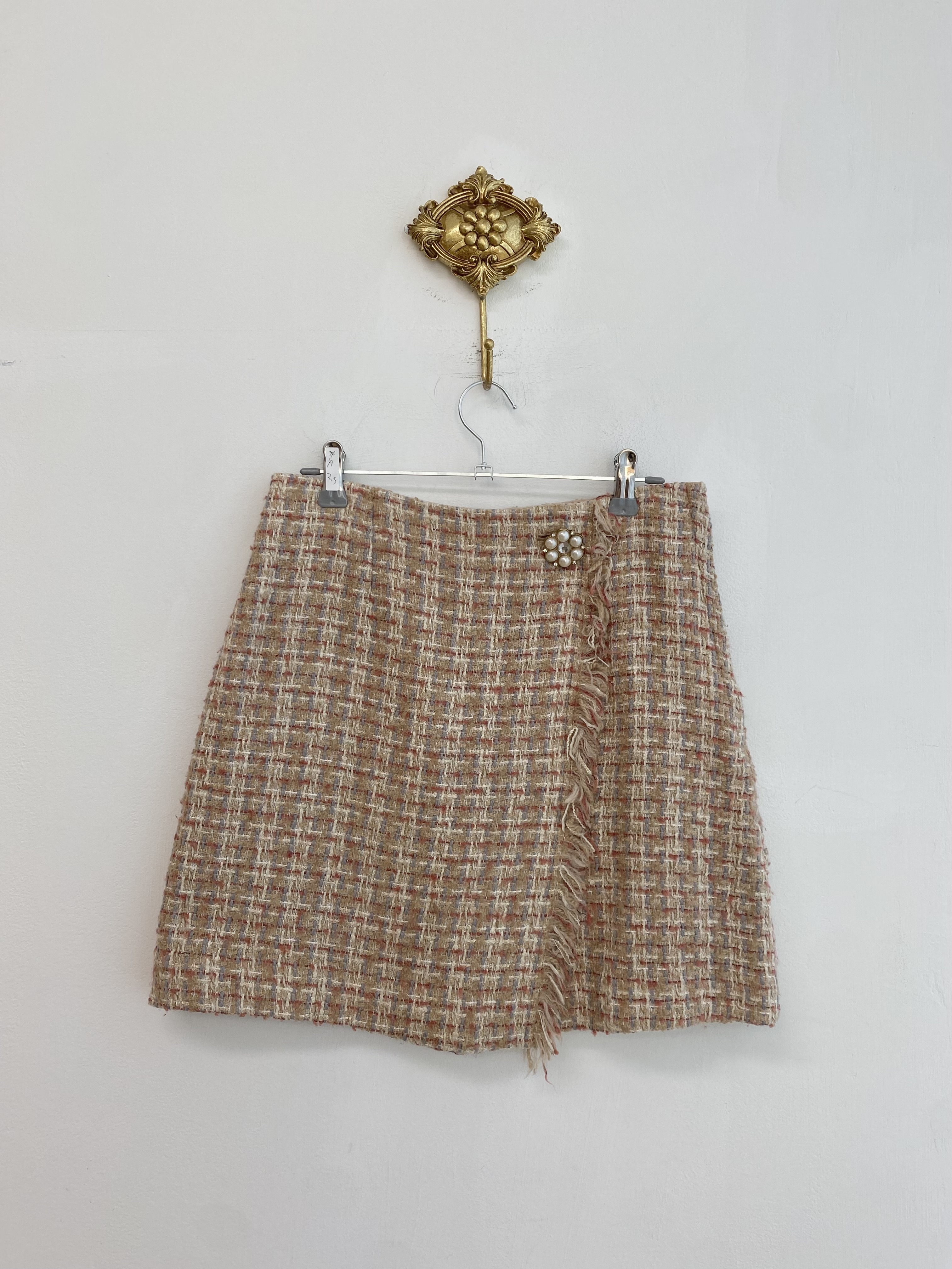 Beige color pattern pearl button point tassel mini skirt