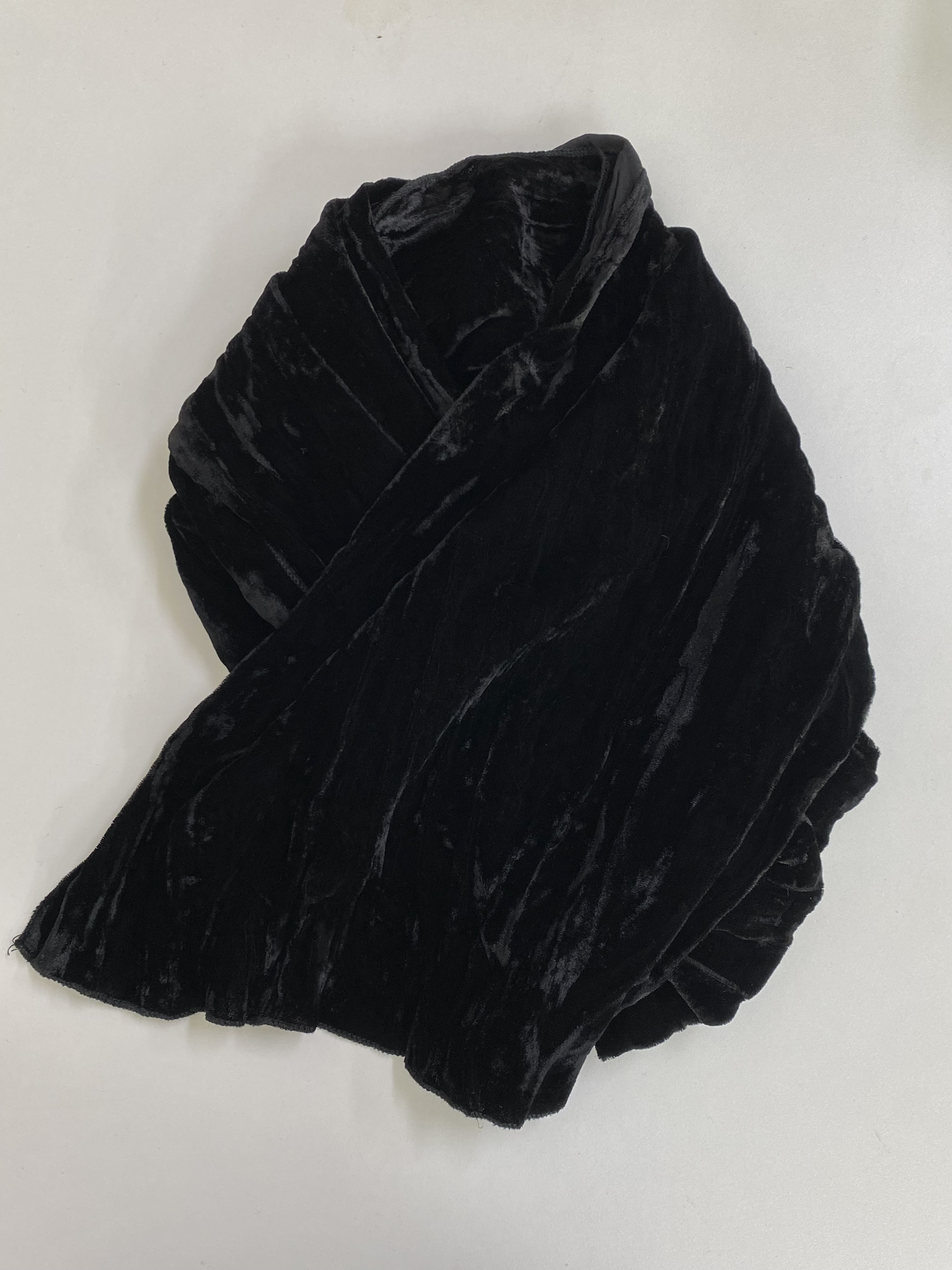 Black velvet pleated muffler