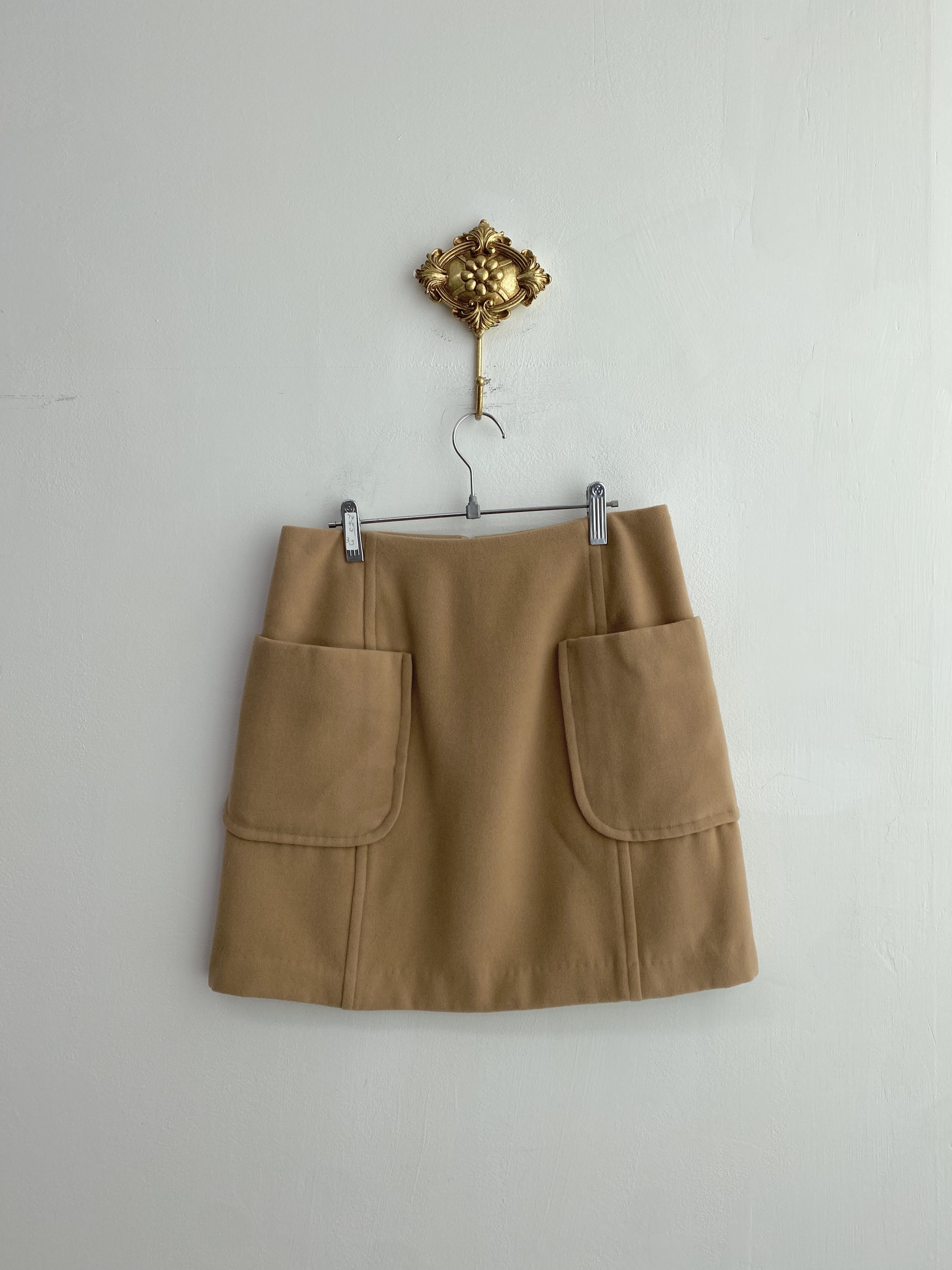 Beige soft big pocket point short skirt