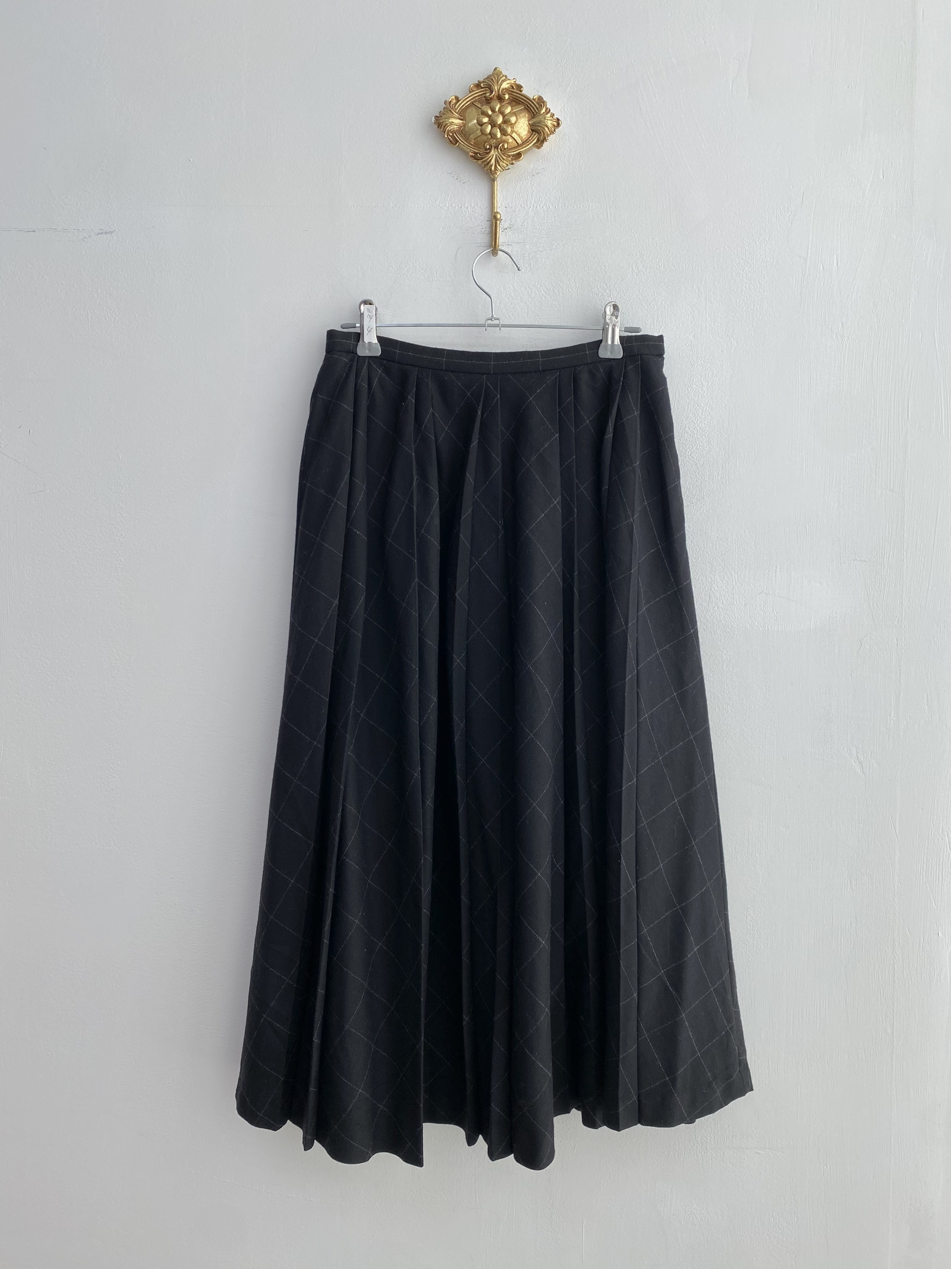 Black grid pattern pleated wool skirt