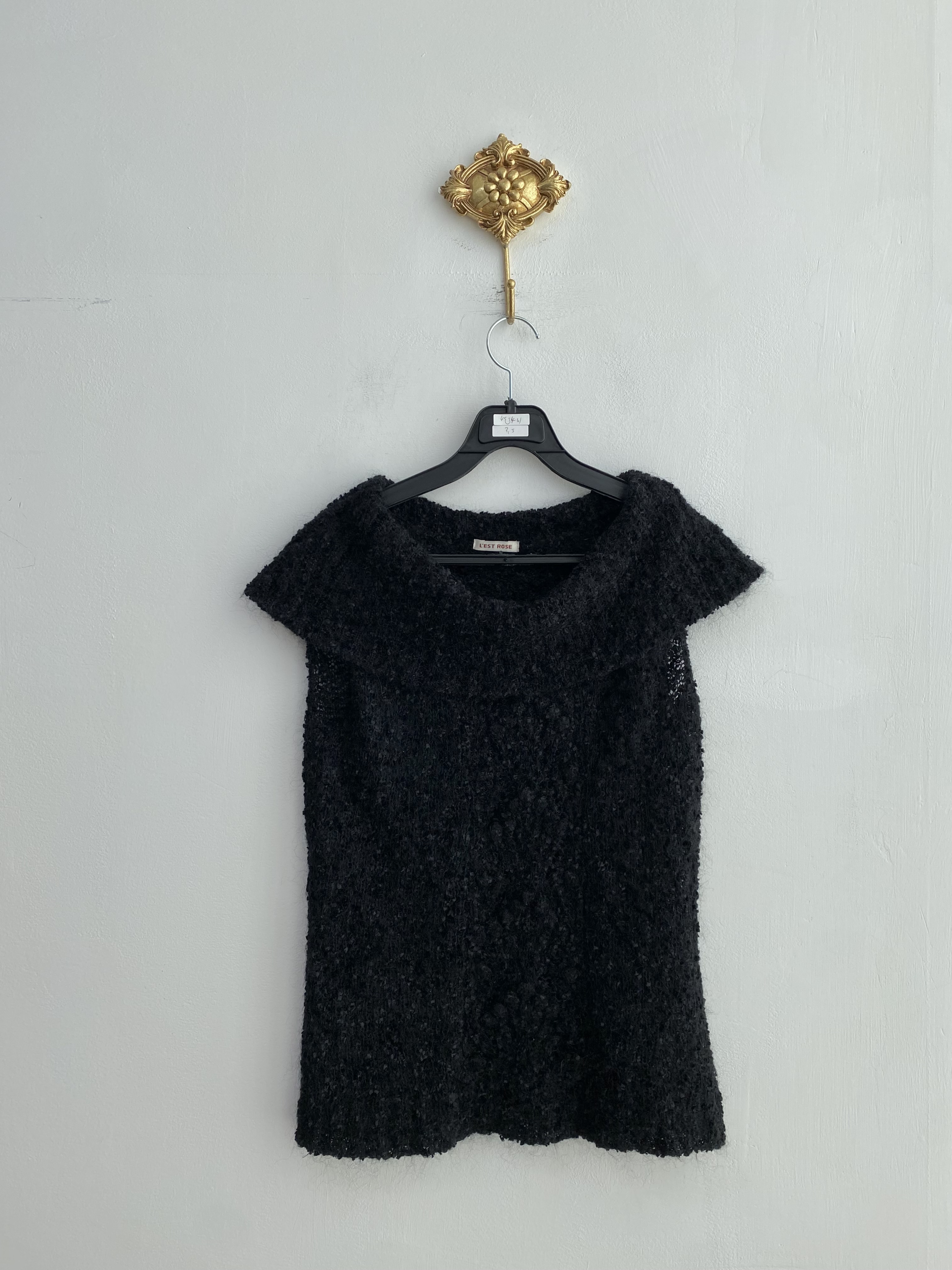 Black mohair shoulder point sleeveless knit