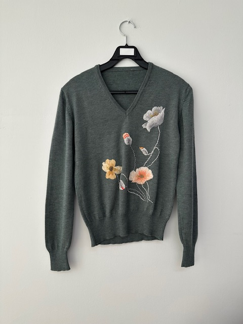 Gray flower embroidery V-neck knit