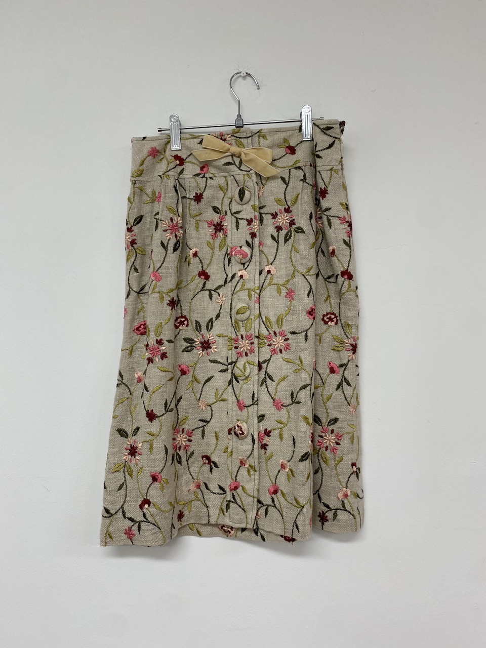 Beige embroidery flower ribbon velvet skirt