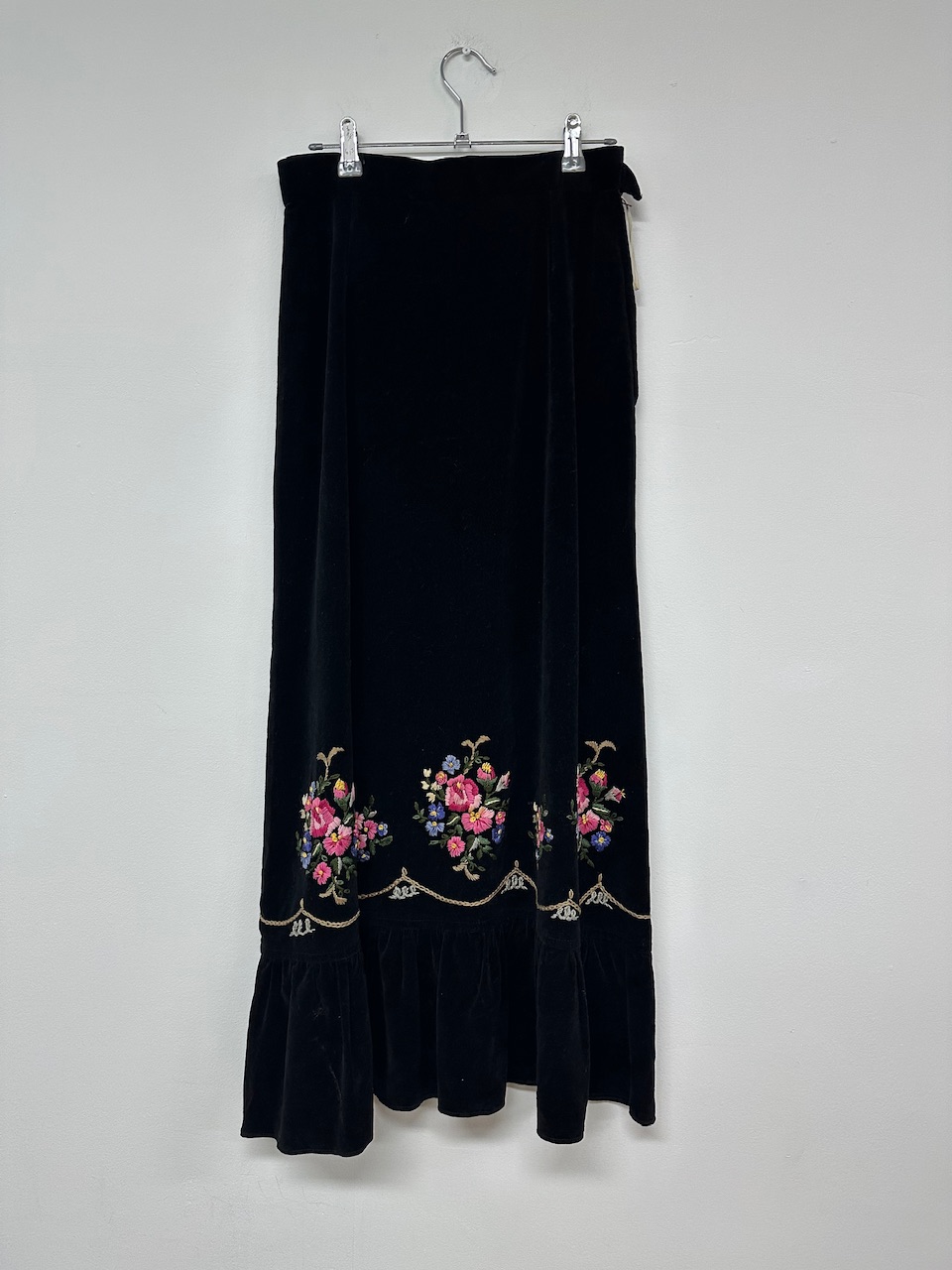 Flower embroidered  velvet long skirt