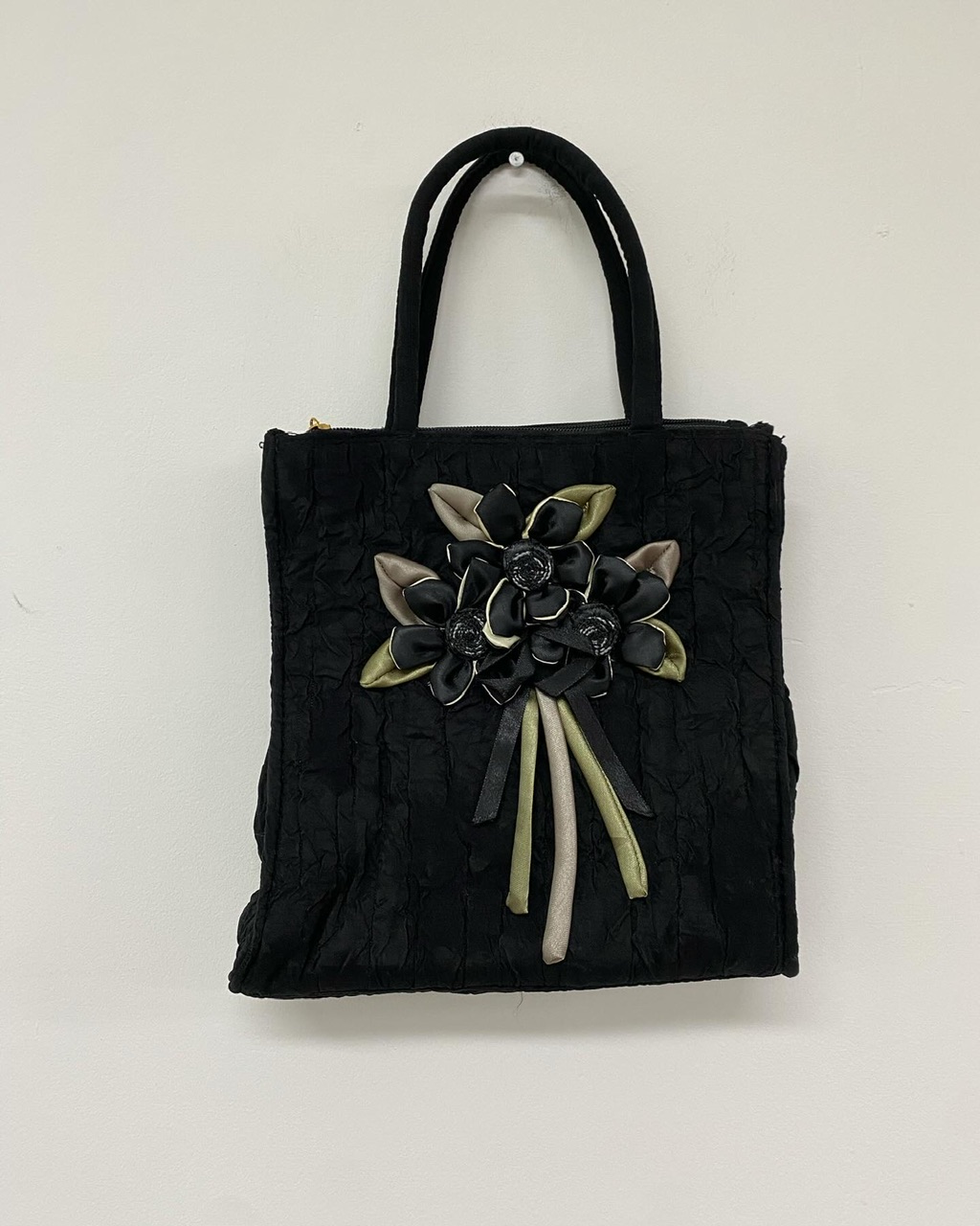 Black flower pleats bag